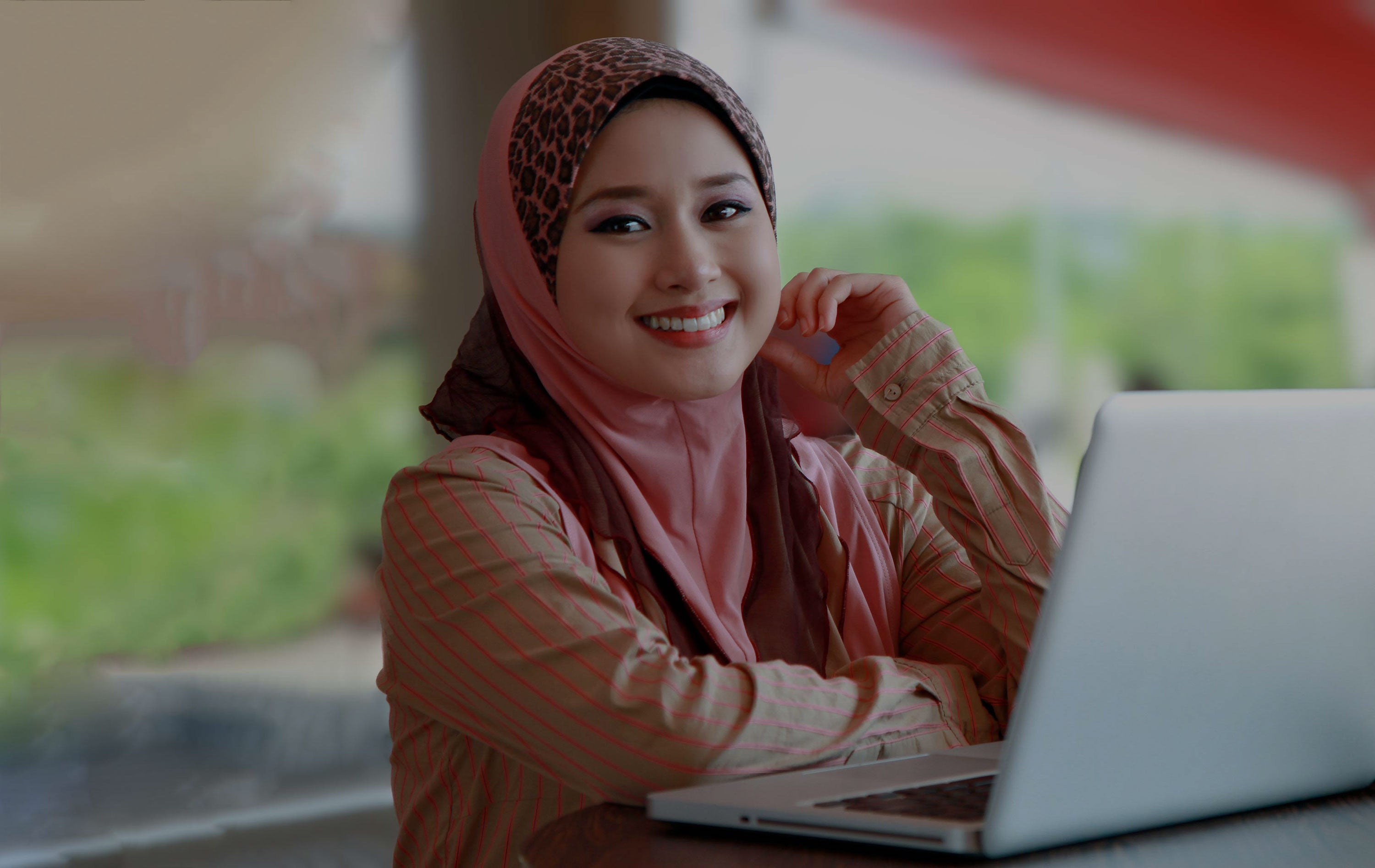 Free translating services lady at computer